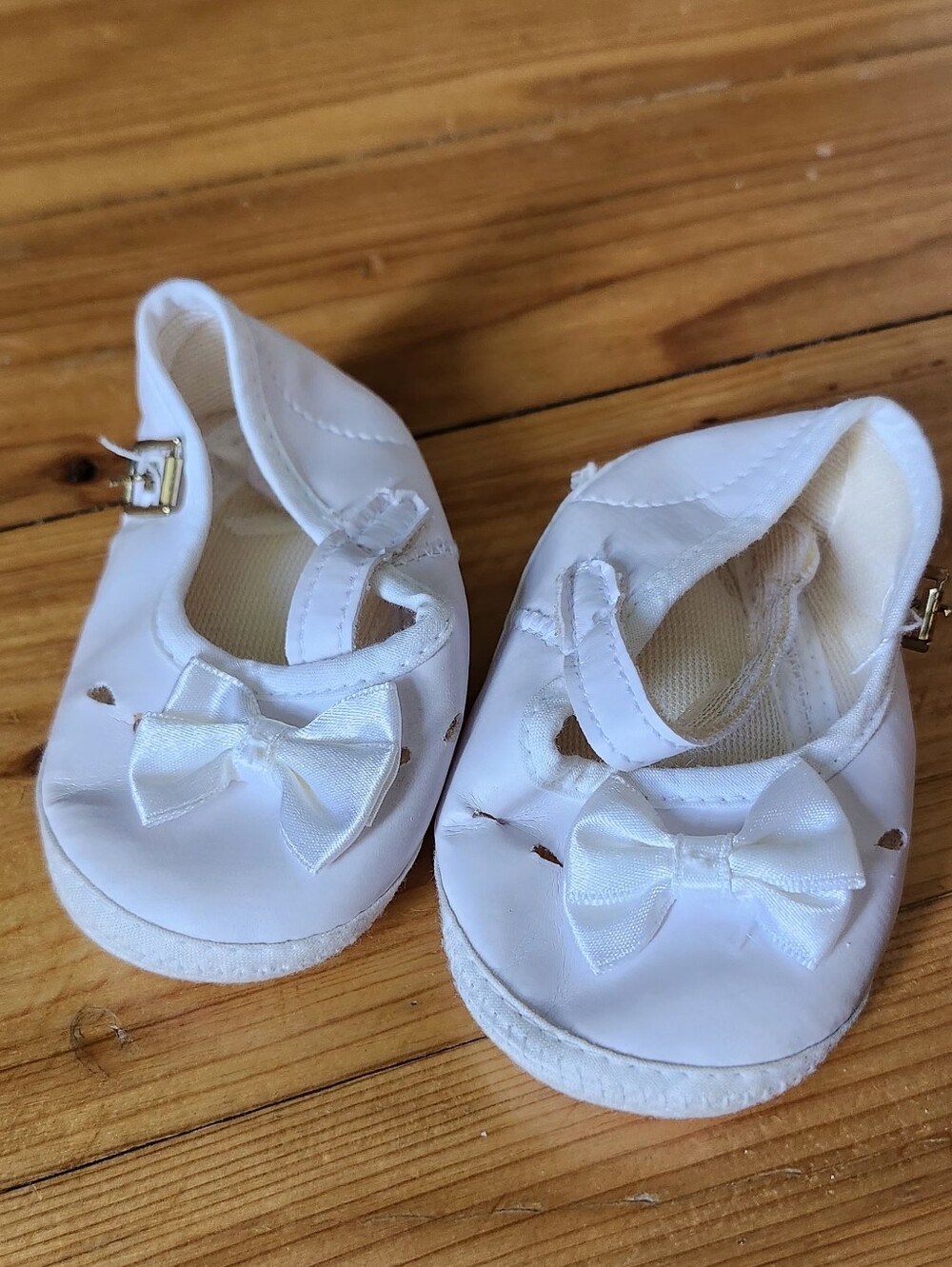 Vintage White Mary Jane Baby Girl Crib Shoes With White Bow And Buckle Straps